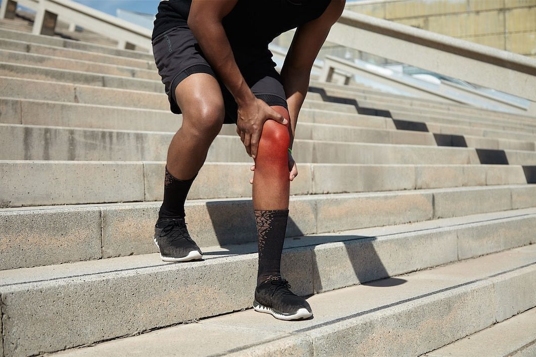 When performed by trained healthcare experts, the likelihood of substantial injury from shockwave treatment is low. (Image via wayhomestudio/Freepik)